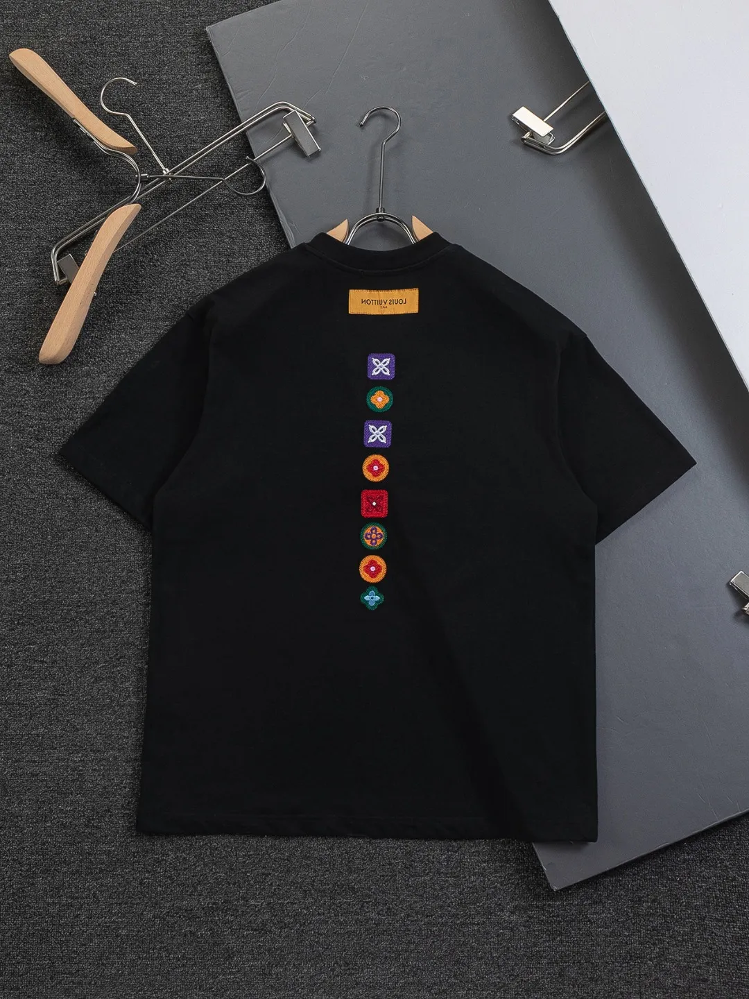🅿️190 Louis Vuitton 1V LV lv micro-wide version S-XL LV 26ss new products are available at the counter simultaneously. Multiple craftsmanship. Colorful 🍀four-leaf clover🪡embroidery on the chest. Straight color four-leaf clover🍀🪡embroidered logo on the back. Round neck short-sleeved T-shirt, same style for men and women! Consigned to one-to-one creation. Synchronized with the official website, pure cotton fabrics at the counter! It is close to the skin and comfortable, durable and easy to wear. It has a classic and simple logo design and meticulous original craftsmanship. Short-sleeves, a must-have item for men, do not appear to be the same for the general public, but must be unique and eye-catching. This LV short-sleeve is all about quality, comfort, the same shape and fashion as always, including fabrics and cutting techniques. All of them have been made with great effort! 320 grams of washed pure cotton fabric, pure cotton is breathable, very refreshing and comfortable for daily wear. The rib knitting on the neckline is smooth and tight, and the neckline will not be skewed if you toss it at will. The loose version, you will find that it looks really good on the upper body. The overall is minimalist and neat, super versatile for daily use! Pair it casually with a pair of pants for a youthful look. A T-shirt will make your outfit crazy. It is a fashionable item that can never go wrong! Color: Black White Size: S-XL Size chart: S: Shoulder width 50-Bust 56-Length 70 M: Shoulder width 52-Bust 57-Length 72 L: Shoulder width 54-Bust 59-Length 74 XL: Shoulder width 56-Bust 62-Length 76